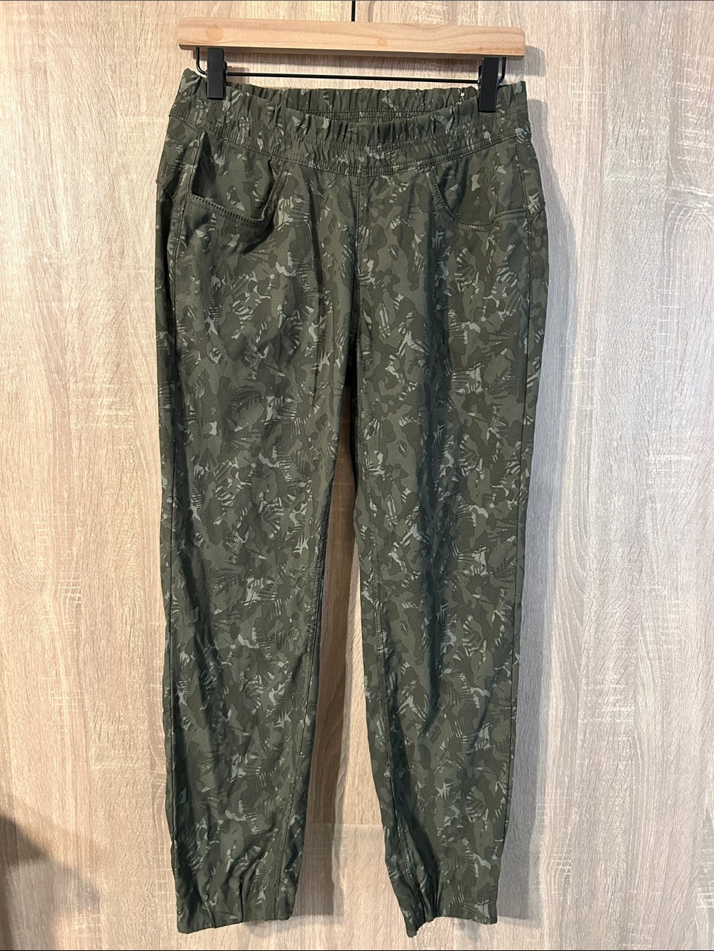 PrAna Halle ll Elastic Waist Jogger Pants Size 6 Evergreen Camo